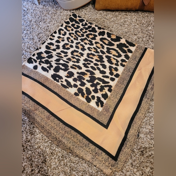 Leopard print scarf - Picture 4 of 10